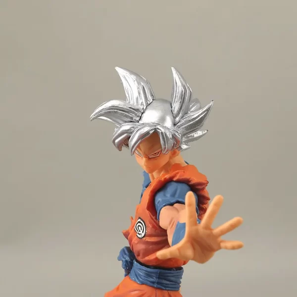 Anime Figuren Son Goku mit silbergrauen Haaren